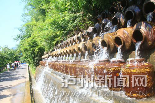 花田酒地景區(qū)酒壇倒出了水的靈動。